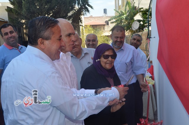 كفرقاسم - فيديو : الرئيس عادل بدير يدشن اللوحة الفنية من ابداعات الأمهات في بيت المسنين وطلاب الزهراء الابتدائية 